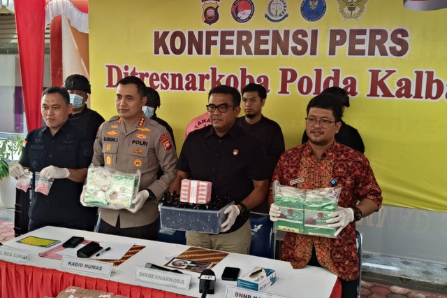 Pengungkapan peredaran narkoba jenis sabu seberat 4,3 kg senilai 1,8 Miliar oleh Polda Kalimantan Barat. Foto: Dok. Istimewa