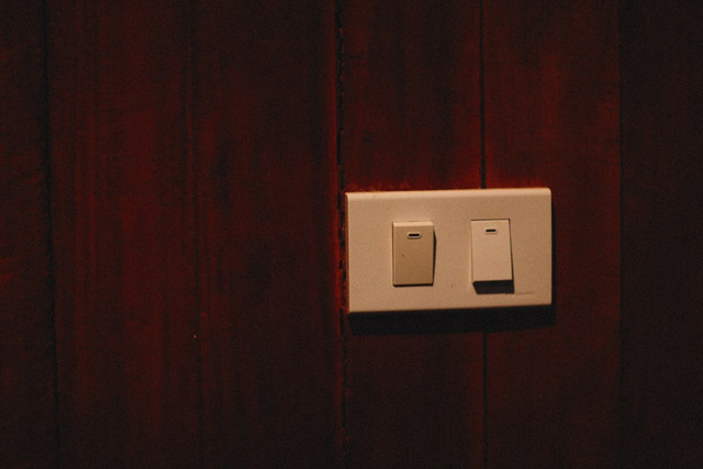 Ilustrasi Kenapa akhir akhir ini sering mati lampu. Foto: Unsplash.com/Alexey Demidov