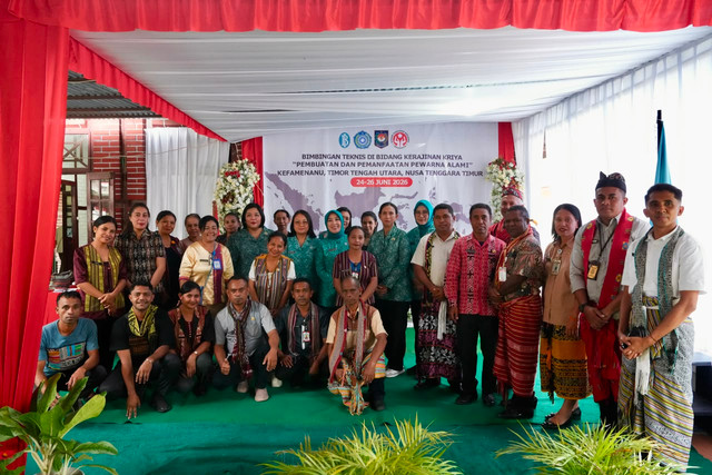 Ketua Harian Dekranas Tri Tito Karnavian membuka Pelatihan Pewarnaan Alam dan Pencelupan Benang untuk Kain Tenun di Gedung Dekranasda Kabupaten TTU, NTT, Kamis (25/6/2026). Foto: Kemendagri RI