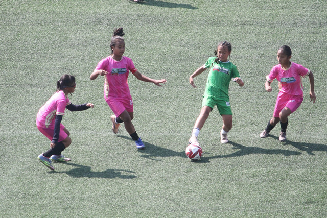 Pertandingan perebutan juara 3 ajang MilkLife Soccer Challenge All-Stars 2026 antara All-Stars Yogyakarta menghadapi All-Stars Surabaya di Stadion Supersoccer Arena, Kabupaten Kudus, Jawa Tengah, Minggu (28/6/2026). Foto: Vega Maarijil Ula/kumparan