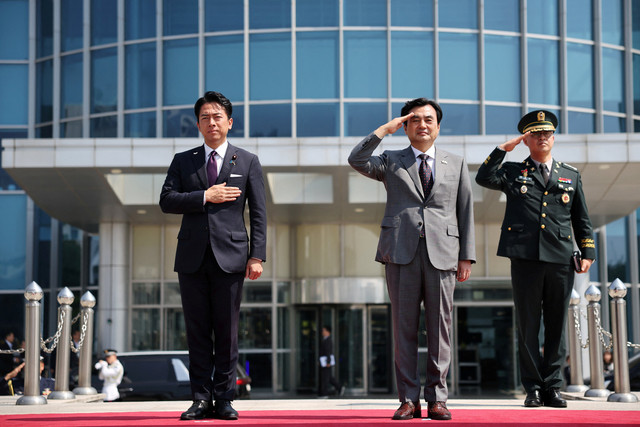 Menteri Pertahanan Jepang Shinjiro Koizumi dan Menteri Pertahanan Korea Selatan Ahn Gyu-back memberi hormat kepada bendera nasional saat upacara penyambutan sebelum pertemuan di Kementerian Pertahanan, Seoul, Korea Selatan, Minggu (28/6/2026). Foto: Kim Hong-Ji/REUTERS
