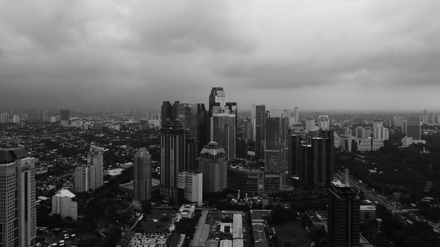Ilustrasi kawasan gedung pencakar langit. Foto oleh David Kristianto dari Unsplash: https://unsplash.com/photos/a-black-and-white-photo-of-a-city-Z1CpLsHxAC8