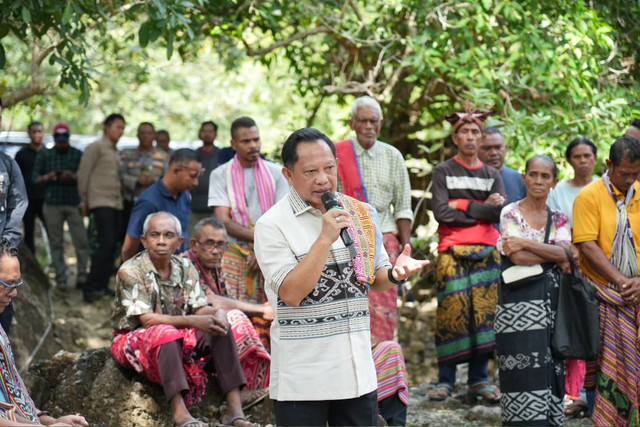 Menteri Dalam Negeri (Mendagri) Muhammad Tito Karnavian mengunjungi Desa Adat Matabesi di Kabupaten Belu, Nusa Tenggara Timur (NTT), Minggu (28/6/2026). Foto: Kemendagri RI