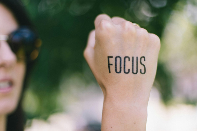 Ilustrasi latihan otak untuk fokus. Foto Unsplash.