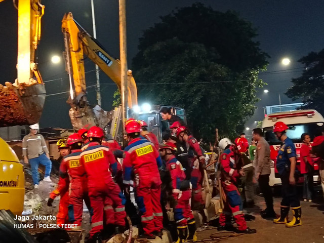Proses evakuasi bocah 4 tahun yang masuk lobang galian di dekat pintu air Manggarai, Jakarta Selatan. Foto: Dok. Istimewa