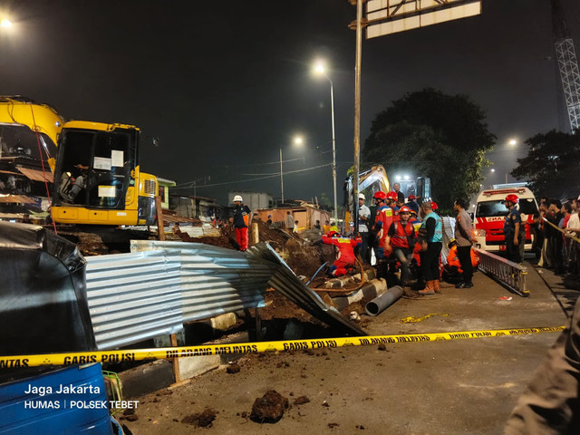 Proses evakuasi bocah 4 tahun yang masuk lobang galian di dekat pintu air Manggarai, Jakarta Selatan. Foto: Dok. Istimewa
