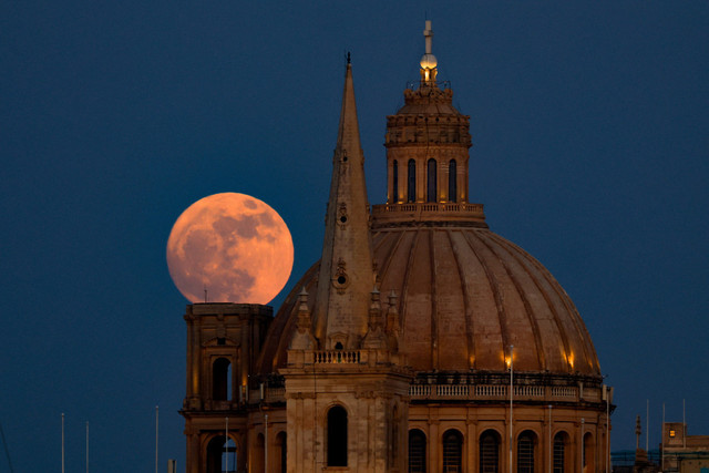 Ilustrasi Strawberry Moon, Foto: Darrin Zammit Lupi/REUTERS/kumparanNEWS
