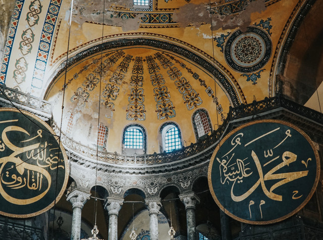 Potret kaligrafi nabi Muhammad fi sebuah masjid foto by Pexels