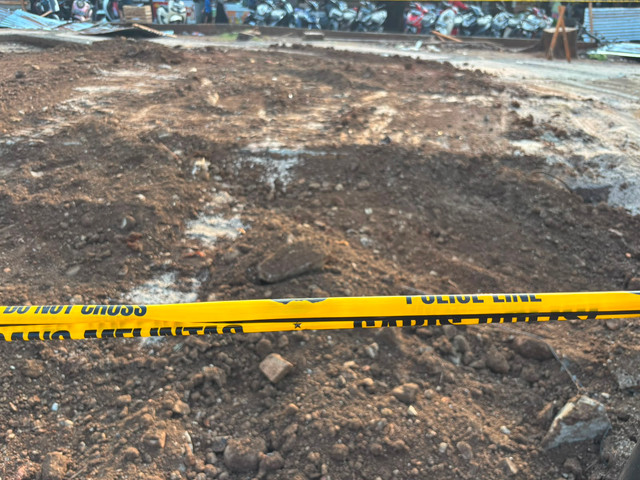 Polisi sudah memasang garis pembatas di lokasi TKP Bocah laki laki jatuh ke lubang proyek Lapangan Multifungsi Taman RW 04, Jalan Manggarai Utara II, Jakarta Selatan Senin (29/6). Foto: Pradya Tirta/kumparan