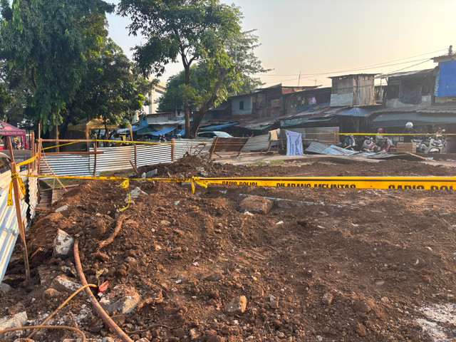 Polisi sudah memasang garis pembatas di lokasi TKP Bocah laki laki jatuh ke lubang proyek Lapangan Multifungsi Taman RW 04, Jalan Manggarai Utara II, Jakarta Selatan Senin (29/6). Foto: Pradya Tirta/kumparan