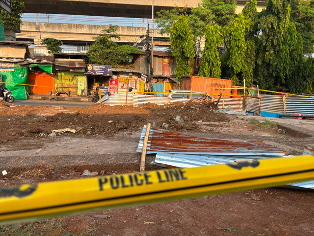 Polisi sudah memasang garis pembatas di lokasi TKP Bocah laki laki jatuh ke lubang proyek Lapangan Multifungsi Taman RW 04, Jalan Manggarai Utara II, Jakarta Selatan Senin (29/6). Foto: Pradya Tirta/kumparan