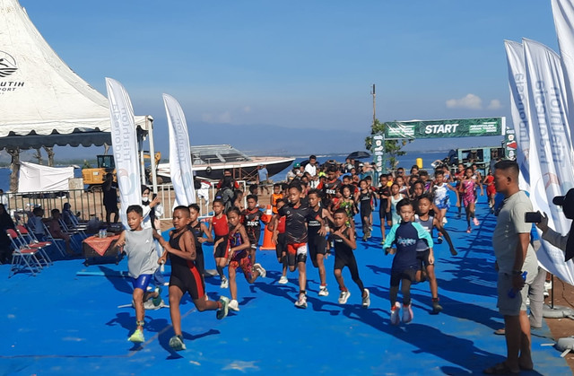 Puluhan peserta aquathlon saat dilepas di Kejurda Jawa Timur tahun 2026. Foto: kumparan