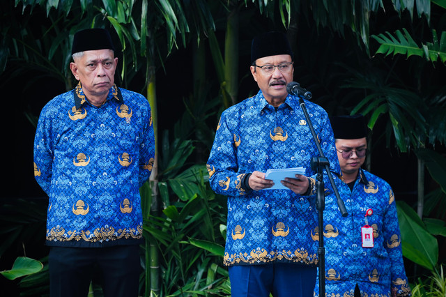Menteri Sosial Saifullah Yusuf atau Gus Ipul memimpin Upacara Peringatan Hari Keluarga Nasional (Harganas) ke-33 Tahun 2026 di lapangan upacara Kementerian Sosial, pada Senin (29/6/2026). Foto: Biro Humas / Bayu Aprianto