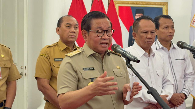 Gubernur DKI Jakarta Pramono Anung dalam jumpa pers usai menghadiri Bimbingan Teknis bagi Pejabat Pembuat Komitmen (PPK) di Lingkungan Pemerintah Provinsi DKI Jakarta di Balai Kota DKI Jakarta, Senin (29/6). Foto: Nauval Pratama/kumparan