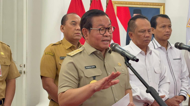 Gubernur DKI Jakarta Pramono Anung dalam jumpa pers usai menghadiri Bimbingan Teknis bagi Pejabat Pembuat Komitmen (PPK) di Lingkungan Pemerintah Provinsi DKI Jakarta di Balai Kota DKI Jakarta, Senin (29/6). Foto: Nauval Pratama/kumparan