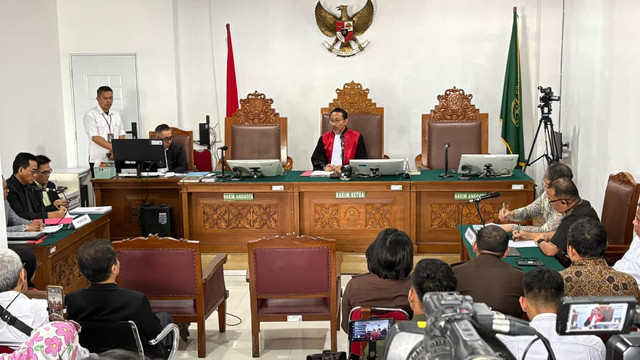 Sidang perdana gugatan praperadilan Roy Suryo terkait pelaksanaan upaya paksa penggeledahan aparat dalam kasus dugaan fitnah dan pencemaran nama baik Presiden ke-7 RI, Joko Widodo, Pengadilan Negeri Jakarta Selatan, (29/6). Foto: Kevin Kurnianto/kumparan
