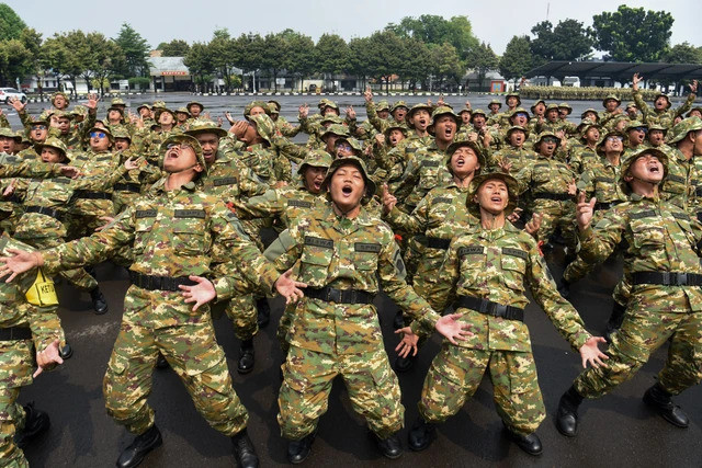 Sejumlah peserta program Sarjana Penggerak Pembangunan Indonesia (SPPI) meneriakkan yel-yel saat mengikuti Pelatihan Dasar Kemiliteran (Latsarmil) calon manajer Koperasi Desa Merah Putih di Brigif 1 Marinir Cilandak, Jakarta, Kamis (25/6/2026). Foto: Indrianto Eko Suwarso/ANTARA FOTO