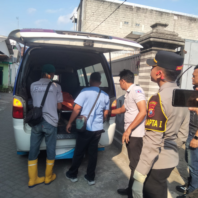 Polsek Kedungwaru bersama Tim Inafis Polres Tulungagung evakuasi jenazah mahasiswi yang ditemukan meninggal dunia di dalam kamar kos di Desa Plosokandang, Kecamatan Kedungwaru, Kabupaten Tulungagung, Sabtu (27/06/2026). Foto: Dok. Polres Tulungagung