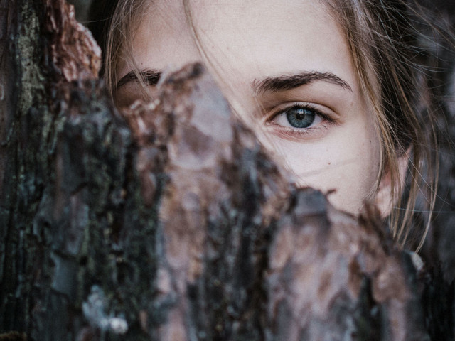 Foto oleh Elizaveta Dushechkina dari Pexels: https://www.pexels.com/id-id/foto/wanita-yang-tenang-di-balik-kulit-pohon-di-taman-3727149/