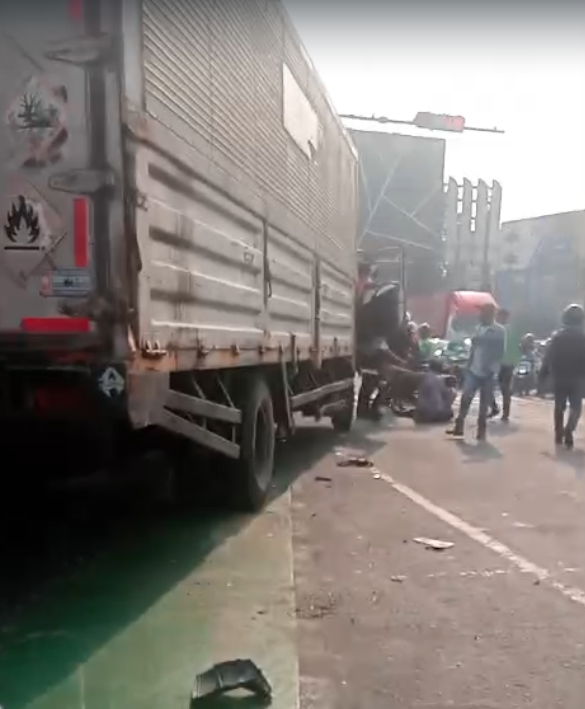 Tabrakan di lampu merah Simpang Unisma, Jalan Cut Meutia, Kelurahan Margahayu, Kecamatan Bekasi Timur, Senin (29/6/2026). dok Istimewa