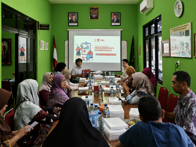 Pelatihan/pendampingan bersama peserta di Balai Kalurahan Sriharjo