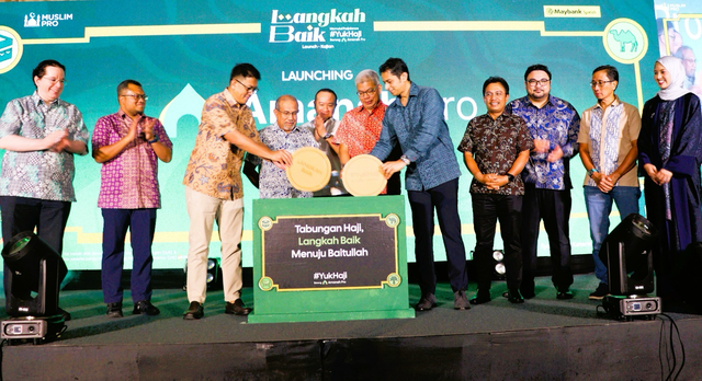 Direktur IT dan Digital Maybank Indonesia Bambang Andri Irawan (ketiga dari kiri) dan Group Managing Director dan CEO Muslim Pro Nafees Khundker (kelima dari kanan) bersama-sama memasukkan koin ‘Langkah Baik’ dengan disaksikan oleh President & Group CEO Maybank Group Dato’ Sri Khairussaleh Ramli, Chairman Maybank Islamic & Commissioner Maybank Indonesia Dato’ Zulkiflee Abbas Abdul Hamid, Presiden Direktur Maybank Indonesia Steffano Ridwan, dan jajaran manajemen dari kedua perusahaan yang menandai dimulainya program kampanye #YukHaji sebagai kelanjutan dari peluncuran solusi perbankan digital syariah Amanah Pro pada Minggu (28/6). Foto: Dok. Maybank Indonesia