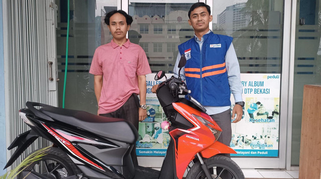 Yopi, Anggota Program Pemberdayaan Steam Motor DT Peduli Bekasi, dan Motor Hasil Kerjanya (Sumber: DT Peduli)