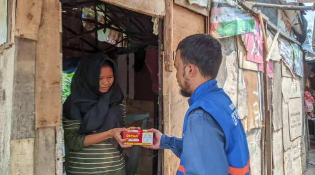 Tim DT Peduli Lubuklinggau salurkan fidyah kepada warga yang tinggal di sekitar TPA Binjai (Sumber: DT Peduli)