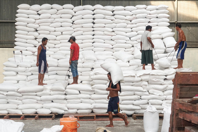 Pekerja mengangkut karung beras di Gudang Bulog DKI Jakarta dan Banten, Kelapa Gading, Jakarta, Senin (29/6/2026). Foto: Iqbal Firdaus/kumparan