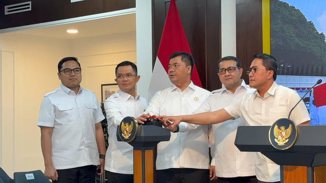 Wamensesneg Juri Ardiontoro meluncurkan logo HUT ke-81 RI di Kantor Presiden, Kompleks Istana Kepresidenan, Jakarta, Senin (29/6). Foto: Zamachsyari/kumparan