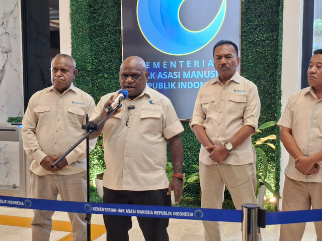Konferensi Pers Kementerian Hak Asasi Manusia terkait isu HAM Aktual oleh Menteri Hak Asasi Manusia, Natalius Pigai, Senin (29/6). Foto: Pradya Tirta/kumparan