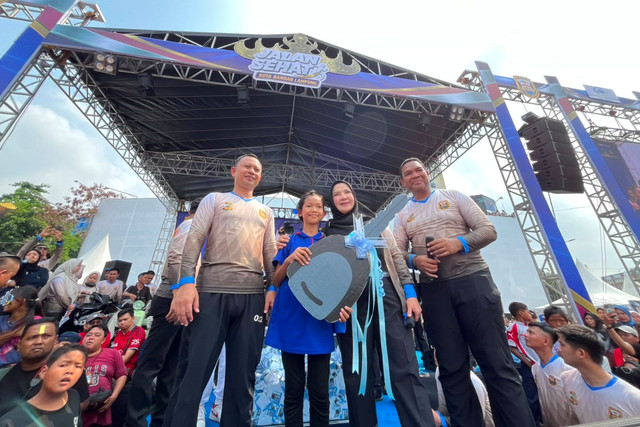 Seorang anak penjual cilok, Denisa Aulia Putri Adeva, memenangkan undian satu unit mobil Daihatsu Sigra dalam acara Jalan Sehat HUT ke-344 Kota Bandar Lampung. Foto: Lampung Geh
