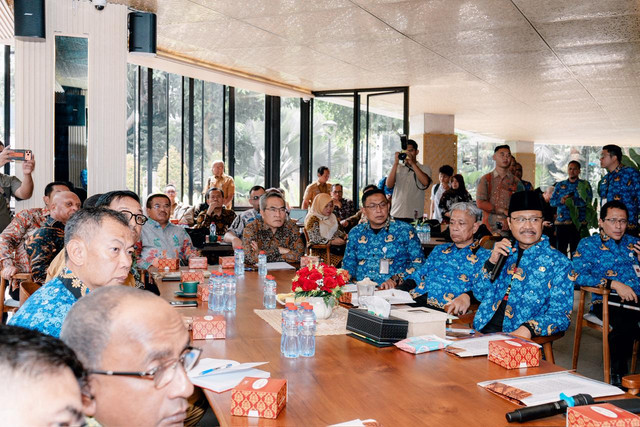 Menteri Sosial Saifullah Yusuf atau Gus Ipul saat menerima audiensi Gubernur Papua Mathius Derek Fakhiri, Bupati Solok Selatan Khairunas, Bupati Bantul Abdul Hasim Muslih, dan Wakil Bupati Puncak Naftali Akawal di Jakarta, Senin (29/6). Foto: Biro Humas Kemensos/Andi Muhlis