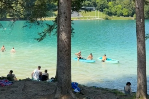 Warga terdampak gelombang panas mengunjungi Danau Bled di Ljubljana, Slovenia, Senin (29/6/2026). Foto: Dok. Istimewa