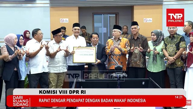Komisi VIII DPR RI mewakafkan Rp 100 juta dari uang kas anggota kepada Badan Wakaf Indonesia pada Senin (29/6/2026). Foto: YouTube/ TVR Parlemen