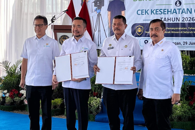 Menteri Imigrasi Agus Andrianto dan Menteri Kesehatan Budi Gunadi Sadikin saat Kick Off Skrining TB dan CKG di Pulau Nusakambangan, Jawa Tengah, Senin (29/6/2026). Foto: Tri Vosa/kumparan