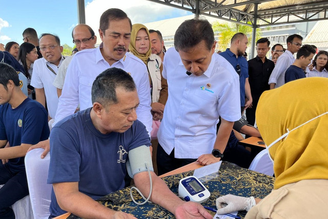 Menteri Imigrasi Agus Andrianto dan Menteri Kesehatan Budi Gunadi Sadikin saat Kick Off Skrining TB dan CKG di Pulau Nusakambangan, Jawa Tengah, Senin (29/6/2026). Foto: Tri Vosa/kumparan