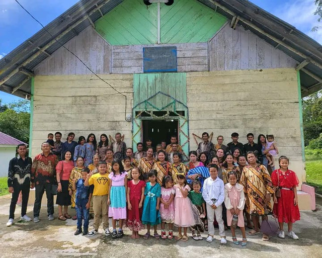 Momen foto bersama saat pulang gereja yang penuh makna.Sumber: (dokumentasi pribadi)