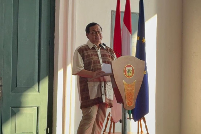 Gubernur DKI Jakarta Pramono Anung memberikan sambutan saat menghadiri The Hungarian-Indonesian Exhibition "Threads of Wax" di Museum Seni Rupa dan Keramik, Jakarta, Senin (29/6/2026). Foto: Nauval Pratama/kumparan