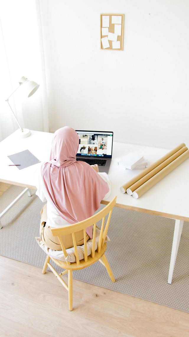 Ilustrasi pelaku usaha menjalankan bisnis digital melalui platform e-commerce. Di era transformasi digital, etika bisnis syariah menjadi fondasi penting untuk membangun kepercayaan konsumen. Foto: (Pexels)