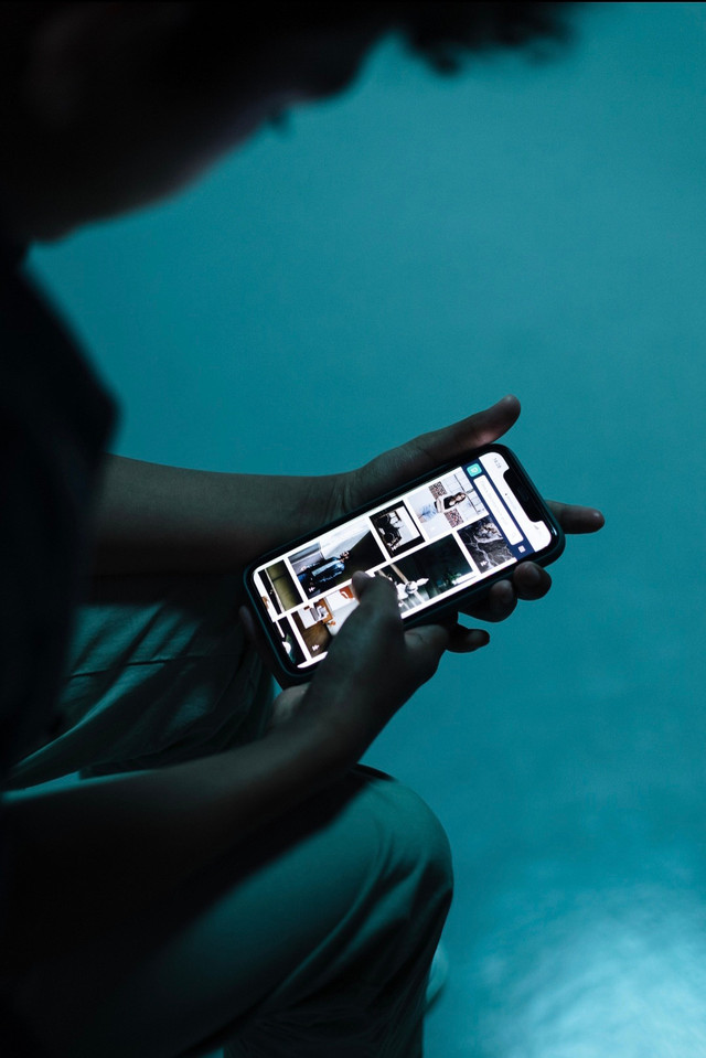 foto Spiral of Silence fenomena di media sosial. Sumber: https://www.pexels.com/search/scrolling%20social%20media/