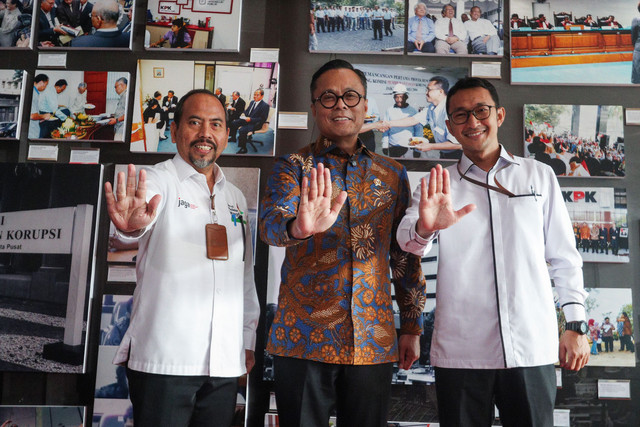 Deputi Bidang Pencegahan dan Monitoring KPK Aminudin, Jubir KPK Budi Prasetyo, dan COO Danantara Dony Oskaria berfoto bersama usai audiensi di Gedung Pusat Edukasi Antikorupsi Komisi Pemberantasan Korupsi (ACLC KPK), Jakarta, Senin (29/6/2026). Foto: Reno Esnir/ANTARA FOTO
