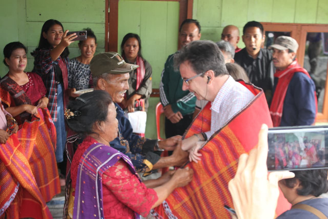 Prosesi pemberian Ulos Batak kepada tamu dari luar negeri. Sumber: (dokumentasi pribadi)
