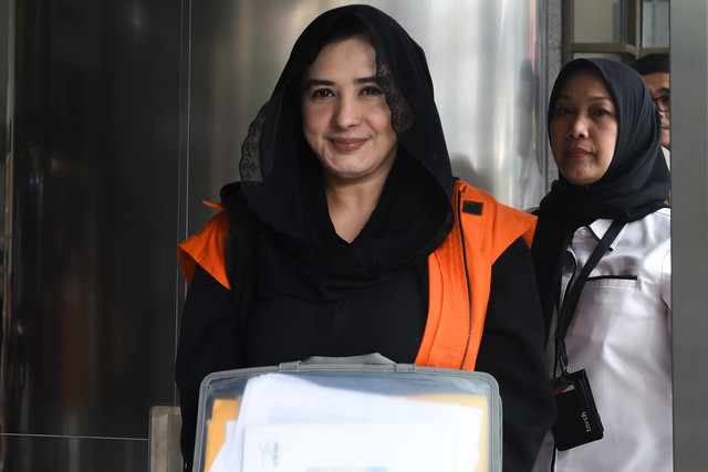Tersangka kasus dugaan korupsi pengadaan barang dan jasa di Pemkab Pekalongan, Fadia Arafiq (kiri), tiba untuk menjalani pemeriksaan di Gedung Merah Putih KPK, Jakarta, Senin (29/6/2026). Foto: ANTARA FOTO/Reno Esnir