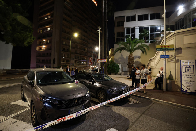 Garis polisi terpasang di dekat area ledakan yang terjadi di sebuah gedung apartemen di Monaco, dekat perbatasan dengan Prancis pada 29 Juni 2026. Foto: Valery Hache/AFP