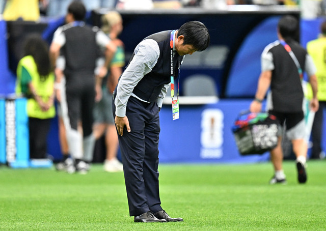 Pelatih Jepang Hajime Moriyasu tertunduk usai timnya disingkirkan Brasil dengan skor 1-2 pada babak 32 besar Piala Dunia 2026 di Houston Stadium, AS, (Senin, 29/06/2026). Foto: Maria Lysaker/Imagn Image via REUTERS