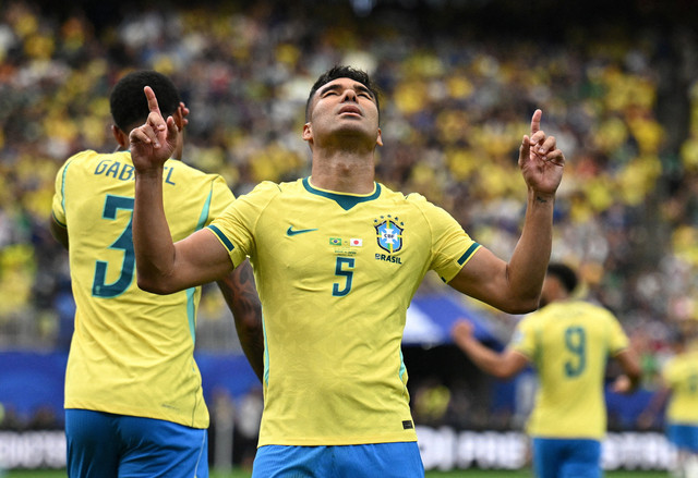 Gelandang Brasil Casemiro melakukan selebrasi setelah berhasil mencetak gol pertama untuk timnya ke gawang Jepang pada babak 32 besar Piala Dunia 2026 di Houston Stadium, Houston, Texas, AS, Senin, (29/06/2026). Foto: Annegret Hilse/REUTERS