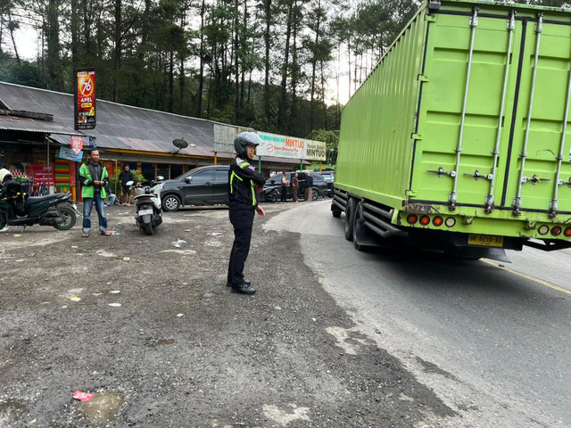 Kemacetan panjang terjadi di ruas Jalan Lintas Nasional Sitinjau Lauik, Selasa (30/6/2026). Foto: Polres Solok
