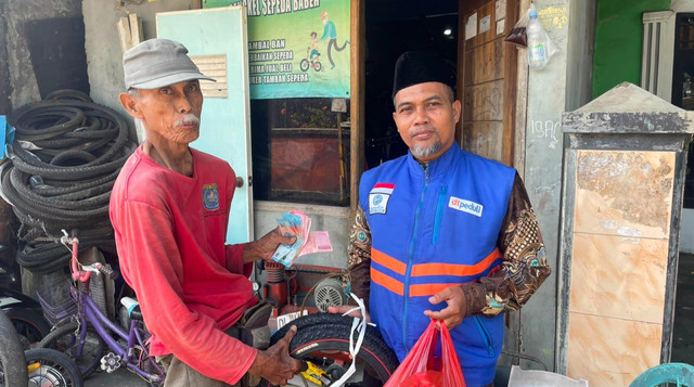 Bantuan Modal Usaha untuk Bengkel Sepeda Napis Suryadi di Depok (Sumber: DT Peduli)
