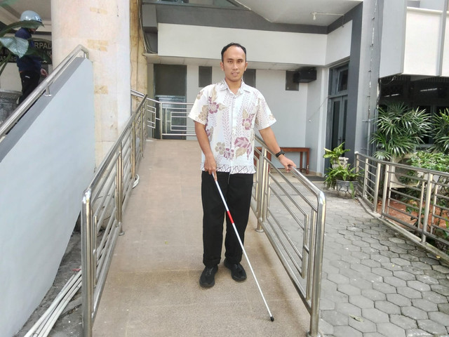 Kuswantoro disabilitas tunanetra yang kuliah gratis di UNY. Ia bercita-cita menjadi guru untuk anak-anak disabilitas. Foto: Dok. UNY